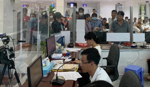 Nhà thầu chậm giao phụ kiện in, Long An 'nợ' người dân hơn 10.000 giấy phép lái xe- Ảnh 1. Người dân đến làm thủ tục cấp đổi giấy phép lái xe - Ảnh: HOÀI THƯƠNG
