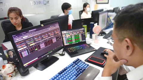 Chạy nước rút xác thực tài khoản chứng khoán- Ảnh 1. Nhiều nhà đầu tư cấp tập cập nhật lại CCCD gắn chip - Ảnh: QUANG ĐỊNH