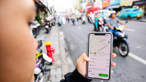 Mập mờ bảo hiểm đi xe công nghệ- Ảnh 3. Khi đặt xe trên ứng dụng Grab, nếu không bấm vào dấu ba chấm ở phía dưới góc phải, nhiều khách hàng không biết đã mua bảo hiểm và bị trừ tiền - Ảnh: QUANG ĐỊNH