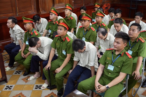 Viện kiểm sát: Khi đi đăng kiểm, chủ xe buộc phải đưa tiền để không bị làm khó- Ảnh 2. Nhóm bị cáo ở các trung tâm đăng kiểm tại tòa - Ảnh: HỮU HẠNH
