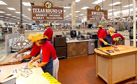 Ảnh mô hình kinh doanh của Buc-ee's tại tiểu bang Alabama có cả quầy thịt tươi hấp dẫn - Ảnh: NGUYỄN THỊ BÍCH HẬU Khi người Mỹ hái tiền từ trạm xăng- Ảnh 3.