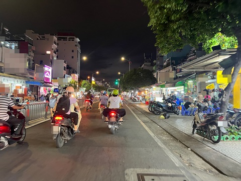 Tình trạng chèo kéo khách trên một số tuyến đường TP.HCM đã giảm- Ảnh 1. Trên tuyến đường Hậu Giang (quận 6) không còn xuất hiện những người lao ra đường chèo kéo khách - Ảnh: AN VI