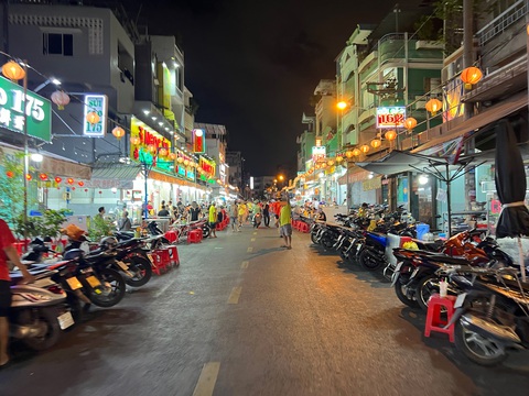 Tình trạng chèo kéo khách trên một số tuyến đường TP.HCM đã giảm- Ảnh 3. Nhân viên quán ăn trên đường Hà Tôn Quyền, quận 11 vẫn tập trung chèo kéo khách - Ảnh: AN VI