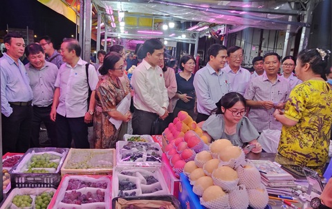 Xuyên đêm kiểm tra chợ đầu mối Thủ Đức, phát hiện nhiều lỗ hổng quản lý- Ảnh 1. Đoàn khảo sát có sự tham gia của đại diện nhiều sở, ngành - Ảnh: N.TRÍ