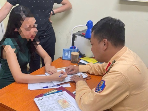 Nữ tài xế lái xe ngược chiều còn ép xe đi đúng phải lùi lại- Ảnh 2. Nữ tài xế làm việc với công an - Ảnh: Công an cung cấp