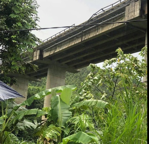 Xe tải văng khỏi cầu trên cao tốc, 2 người bị thương- Ảnh 2. Một đoạn lan can cầu bị tông hư hỏng - Ảnh: Lào Cai Online
