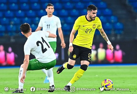 Tuyển thủ Malaysia Endrick: V-League khó hơn Malaysia Super League- Ảnh 2. Endrick (phải) trong màu áo tuyển Malaysia - Ảnh: FAM