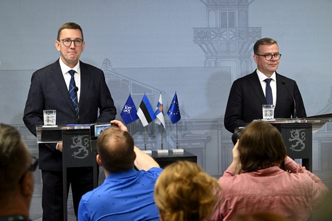 Thủ tướng Phần Lan Petteri Orpo và Thủ tướng Estonia Kristen Michal họp báo chung tại Heisinki, ngày 14-8 - Ảnh: REUTERS Một số nước NATO công khai ủng hộ Ukraine tấn công vùng Kursk- Ảnh 1.