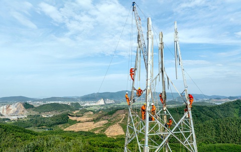 Công nhân treo mình thi công đường dây 500kV mạch 3 Quảng Trạch - Phố Nối tại huyện Nghi Sơn (Thanh Hóa) - Ảnh: NGUYỄN KHÁNH Vì sao EVN liên tục lỗ lớn?- Ảnh 1.