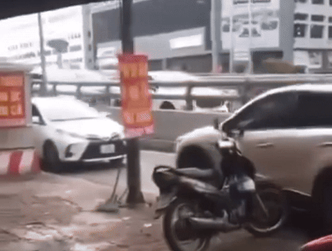 Nữ tài xế lái xe ngược chiều còn ép xe đi đúng phải lùi lại- Ảnh 1. Nữ tài xế lái xe ngược chiều còn ép xe đi đúng phải lùi lại- Ảnh 1.