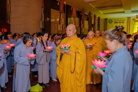 Đông đảo phật tử tham gia lễ phóng liên đăng trong pháp hội Vu lan báo hiếu - Ảnh: LÊ MINH Đông đảo Phật tử tham gia lễ phóng liên đăng trong Pháp hội Vu lan báo hiếu - Ảnh: LÊ MINH