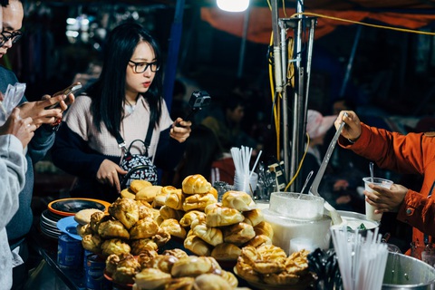 Những người trẻ thích đi chợ truyền thống- Ảnh 1. Rất nhiều người thích ra chợ để tận tay quẹo lựa thay vì nhấn lệnh 'đặt mua' - Ảnh 1.