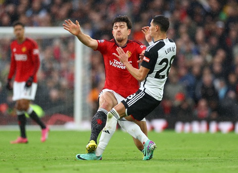 Dự đoán tỉ số: Fulham cầm hòa Man United, trận đấu có từ 3 bàn trở lên lên- Ảnh 1. Fulham (phải) hứa hẹn làm khó Man United - Ảnh: REUTERS