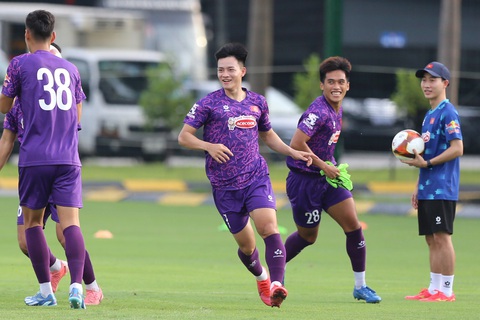 Tiền đạo Nguyễn Thanh Nhàn là một trong những chân sút trẻ quen mặt từ đội tuyển U19 đến U23 Việt Nam - Ảnh: HOÀNG TÙNG HLV Kim Sang Sik khuyến khích U22 Việt Nam chơi bóng bằng đam mê- Ảnh 3.