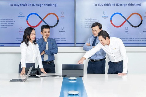 Sacombank cùng Unit triển khai số hóa quy trình nghiệp vụ- Ảnh 2. Ông Trần Thái Bình - Giám đốc Khối Ngân hàng số đang trình bày ý tưởng dự án chuyển đổi số trước bà Nguyễn Đức Thạch Diễm - phó chủ tịch thường trực hội đồng quản trị kiêm tổng giám đốc Sacombank - Trưởng ban dự án - Ảnh: Sacombank