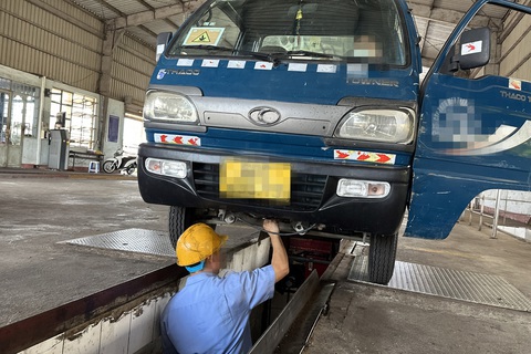 Giám đốc đăng kiểm chỉ đạo nhận tiền để bỏ qua lỗi kiểm định không đạt- Ảnh 1. Kiểm định xe - Ảnh minh họa