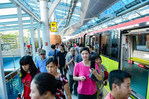 Gần 400.000 lượt khách đi tàu metro Nhổn - ga Hà Nội tuần đầu tiên- Ảnh 1. Sau một tuần khai thác đã có 393.168 lượt hành khách đi tàu metro Nhổn - ga Hà Nội - Ảnh: NAM TRẦN