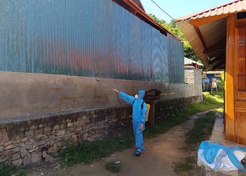 Nguy cơ lây bạch hầu từ người không có triệu chứng- Ảnh 1. Cán bộ Trung tâm Y tế Mường Lát, Thanh Hóa phun hóa chất tẩy trùng nhà dân - Ảnh: Hà Đồng