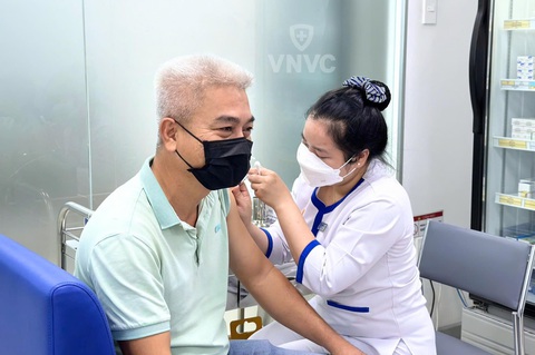 Nguy cơ lây bạch hầu từ người không có triệu chứng- Ảnh 2. Người lớn tiêm vắc xin bạch hầu - uốn ván hấp phụ tại VNVC - Ảnh: Mộc Thảo
