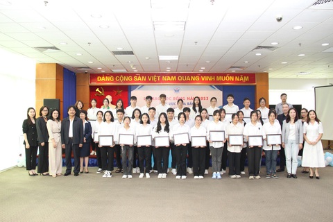 Quỹ học bổng Thắp Sáng Niềm Tin: Hành trình kết nối, sẻ chia- Ảnh 1. Ảnh kỷ niệm lễ trao tặng học bổng cho các em sinh viên xuất sắc năm 2023 khu vực phía Bắc