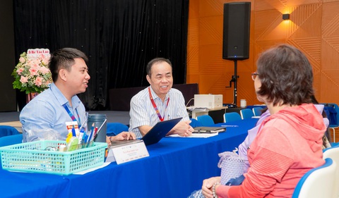 Nhiều cơ hội học tập tại trường đại học top- Ảnh 2. TS Trần Bá Dung, trưởng khoa Marketing - Truyền thông trường đại học Hoa Sen, tư vấn cho phụ huynh
