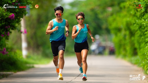 Runner nổi tiếng thích thú đường chạy GreenUP Marathon - Long An Half Marathon 2024- Ảnh 2. Runner Nga Võ và Thế Anh trải nghiệm cung đường chạy xanh