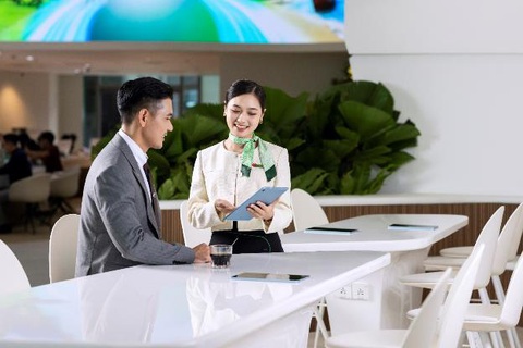 Khách hàng ấn tượng với chi nhánh Flagship của VPBank- Ảnh 5. Nhân viên VPBank hướng dẫn khách hàng giao dịch trên thiết bị công nghệ của ngân hàng - Ảnh: VPB