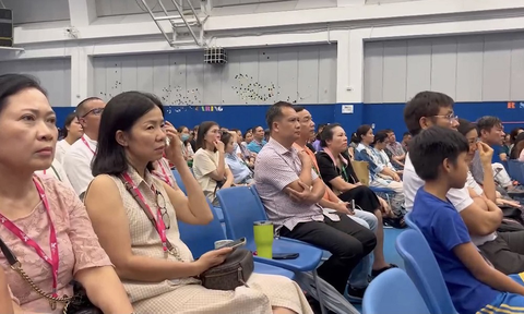 Trường quốc tế AISVN phải tạo điều kiện cho học sinh chuyển trường- Ảnh 1. Hàng trăm phụ huynh Trường quốc tế AISVN lo lắng trước những thông tin về tình hình hoạt động của trường chuẩn bị năm học mới 2024 - 2025 - Ảnh: B.H.