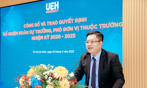 PGS.TS Phạm Quang Huy phát biểu nhận nhiệm vụ sau khi được bổ nhiệm chức vụ phó trưởng phòng đào tạo UEH hồi tháng 3-2023 - Ảnh: UEH Bị gỡ bài báo quốc tế thứ 2: Phó ban đào tạo xin thôi chức- Ảnh 1.