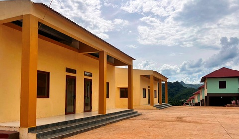 Tập đoàn Sơn Hải bỏ ra hơn 33 tỉ đồng xây cả bản làng mới tặng dân vùng sạt lở- Ảnh 3. Trường học kiên cố được Tập đoàn Sơn Hải xây tặng cho con em dân bản làng mới có chỗ học hành - Ảnh: LÊ VĂN CHÂU
