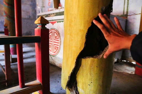 Cột xi măng trong đình vỡ nát, có thể gãy đổ bất cứ lúc nào - Ảnh: TRẦN HOÀI Dân lo di tích sập đổ, cơ quan chức năng nói chờ sửa quy hoạch- Ảnh 2.