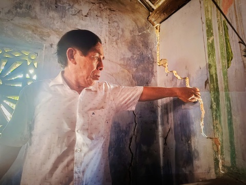 Vách tường nứt toác bên trong di tích - Ảnh: TRẦN HOÀI Dân lo di tích sập đổ, cơ quan chức năng nói chờ sửa quy hoạch- Ảnh 5.