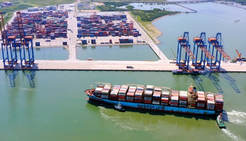 Thị xã Phú Mỹ: Từ đầm lầy, phèn chua thành cảng cửa ngõ đặc biệt- Ảnh 2. Tàu container siêu lớn vào cảng cửa ngõ Cái Mép - Thị Vải, thị xã Phú Mỹ - Ảnh: ĐÔNG HÀ