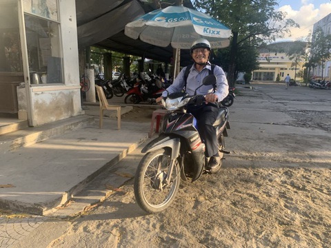 PGS.TS Nguyễn Thiện Tống: Có khi 10 người góp mới thành 1 suất học bổng Tiếp sức đến trường- Ảnh 4. Thầy Tống đi trao học bổng cho tân sinh viên Thừa Thiên Huế khó khăn năm 2023 - Ảnh: HỒ TẤN VŨ