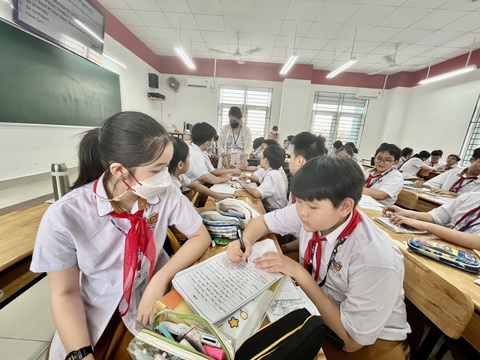 TP.HCM Học sinh Trường THCS Nguyễn Gia Thiều (TP.HCM) trong giờ học toán, khoa học bằng tiếng Anh với người nước ngoài - Ảnh: MỸ DUNG