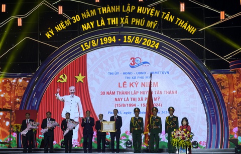 Thị xã Phú Mỹ: Từ đầm lầy, phèn chua thành cảng cửa ngõ đặc biệt- Ảnh 6. Lãnh đạo thị xã Phú Mỹ cùng đón nhận Huân chương Lao động hạng Nhất - Ảnh: Đ.H