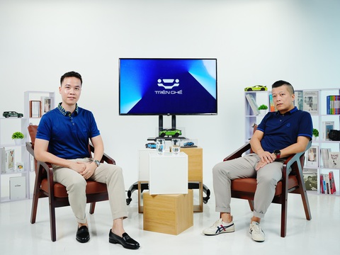 Host Nguyễn Đăng Việt (trái) và nhà báo Lê Tùng Anh (phải) đã có cuộc thảo luận về chủ đề: “Có hay không kịch bản các hãng xe Trung Quốc bắt tay nhau tại Việt Nam?