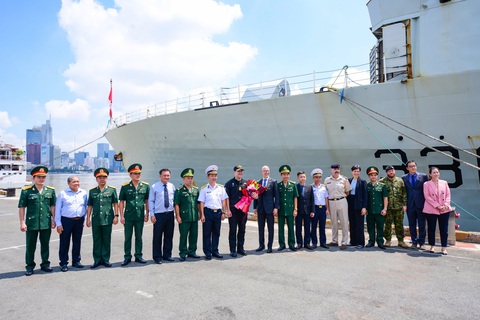 Thượng tá Phan Anh Tuấn, Phó lữ Trưởng - Lữ đoàn 125 - Vùng 2 Hải Quân, Đại sứ Canada tại Việt nam Shawn Steil và Trung tá Travis Bain, sĩ quan chỉ huy tàu HMCS Montréal, tại buổi lễ đón tàu ngày 15-8 - Ảnh: QUANG ĐỊNH Thượng tá Phan Anh Tuấn, phó lữ trưởng Lữ đoàn 125 - Vùng 2 hải quân, Đại sứ Canada tại Việt Nam Shawn Steil và trung tá Travis Bain, sĩ quan chỉ huy tàu HMCS Montréal, tại buổi lễ đón tàu ngày 15-8 - Ảnh: QUANG ĐỊNH