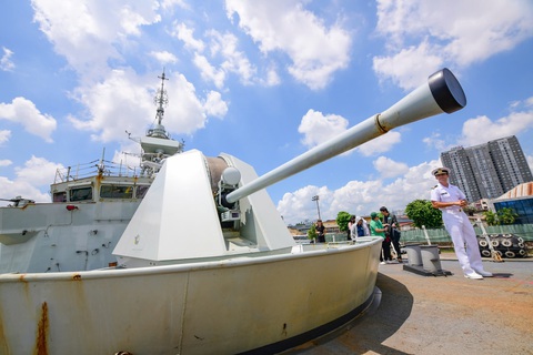 Pháo cỡ nòng 57mm trang bị trên tàu HMCS Montréal - Ảnh: QUANG ĐỊNH Tàu Hải quân Hoàng gia Canada thăm TP.HCM, tăng cường cam kết ở Ấn Độ Dương - Thái Bình Dương- Ảnh 5.