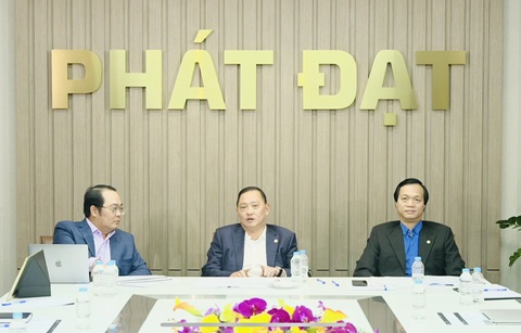 Chủ tịch bất động sản Phát Đạt livestream, trả lời cổ đông lý do bán tài sản, vụ án Bến Vân Đồn- Ảnh 1. Ông Nguyễn Văn Đạt - chủ tịch bất động sản Phát Đạt (giữa) - lên sóng livestream, trả lời cổ đông.