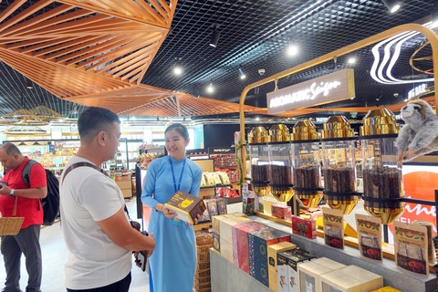 Khám phá sức hấp dẫn mua sắm tại sân bay Tân Sơn Nhất- Ảnh 2. Quầy cà phê hấp dẫn khách hàng tham quan, mua sắm giữa lòng sân bay quốc tế Tân Sơn Nhất - Ảnh: T.G