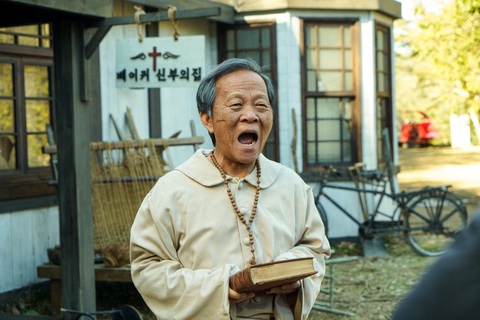 'Đẹp trai... thấy sai sai' vừa ra mắt đã gây bão phòng vé Việt- Ảnh 2. 'Đẹp trai... thấy sai sai' vừa ra mắt đã gây bão phòng vé Việt- Ảnh 2.