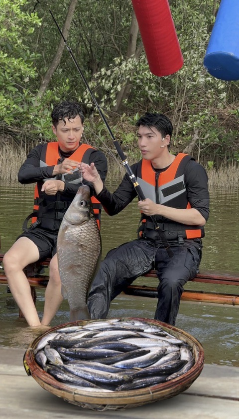 Ngô Kiến Huy hạn hán lời khi nhờ dân mạng sửa ảnh với Hieuthuhai- Ảnh 2. Tác giả bức ảnh này ắt hẳn rất có tâm khi giúp bộ đôi Ngô Kiến Huy và Hieuthuhai câu được cá to mà thêm rổ cả với đủ loại cá nước mặn, nước ngọt