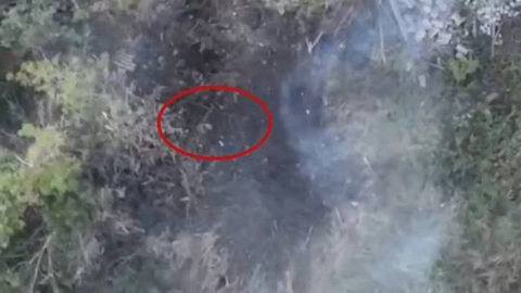 Binh sĩ Nga húc đầu vào drone cảm tử của Ukraine - Ảnh cắt từ clip Binh sĩ Nga húc đầu vào drone của Ukraine- Ảnh 1.