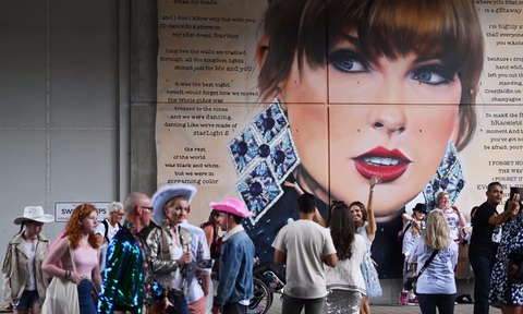 Người hâm mộ Taylor Swift tập trung trước sân vận động Wembley, sẵn sàng tham gia concert Eras Tour - Ảnh: Shutterstock Tin tức giải trí 16-8: Ma da của Việt Hương đứng đầu phòng vé- Ảnh 4.