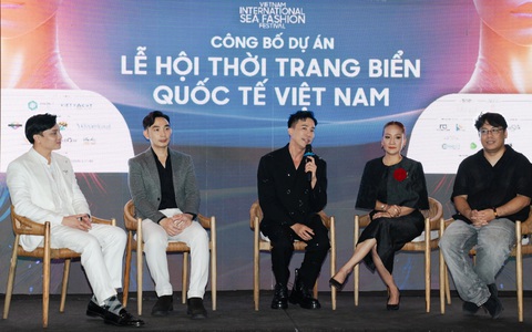 Đạo diễn Lê Việt chia sẻ về sự khác biệt của Lễ hội thời trang biển quốc tế Việt Nam - Ảnh: BTC Đạo diễn Lê Việt (cầm micro) chia sẻ về sự khác biệt của Lễ hội thời trang biển quốc tế Việt Nam - Ảnh: BTC