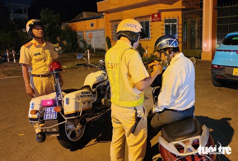 Cảnh sát giao thông tuần tra các hẻm, đường nhỏ để phát hiện người vi phạm nồng độ cồn 'né' chốt- Ảnh 2. Cảnh sát giao thông tuần tra các hẻm, đường nhỏ để phát hiện người vi phạm nồng độ cồn 'né' chốt- Ảnh 2.