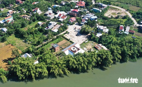 Xưởng đất nung trưng bày sáng tạo nghệ thuật bên bờ sông Thu Bồn- Ảnh 2. Xưởng đất nung của ông Hạ nằm bên sông Thu Bồn