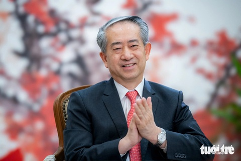 Đại sứ Hùng Ba: Tổng Bí thư, Chủ tịch nước Tô Lâm rất quan tâm phát triển quan hệ Việt - Trung- Ảnh 2. Đại sứ Trung Quốc tại Việt Nam Hùng Ba trong cuộc họp báo ngày 15-8 - Ảnh: NAM TRẦN