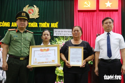 Truy tặng bằng Tổ quốc ghi công cho phó trưởng công an phường hy sinh- Ảnh 1. Lãnh đạo tỉnh và Công an tỉnh Thừa Thiên Huế trao bằng Tổ quốc ghi công cho vợ và mẹ của liệt sĩ Trần Duy Hùng - phó trưởng Công an phường Thủy Vân (TP Huế) hy sinh trong lúc làm nhiệm vụ - Ảnh: NHẬT LINH